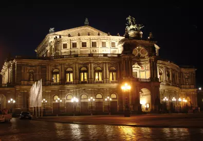 Semperoper Dresden mit Maritim Hotel