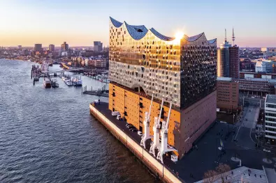 Elbphilharmonie mit Reichshof: 35 Jahre Deutsche Einheit Elbphilharmonie mit Reichshof: 35 Jahre Deutsche Einheit