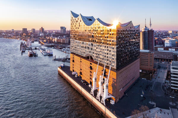 Hamburg zur Weihnachtszeit - Elbphilharmonie mit dem Weihnachtskonzert „Ein Wintermärchen“ + THE WESTIN darüber Hamburg zur Weihnachtszeit - Elbphilharmonie mit dem Weihnachtskonzert „Ein Wintermärchen“ + THE WESTIN darüber