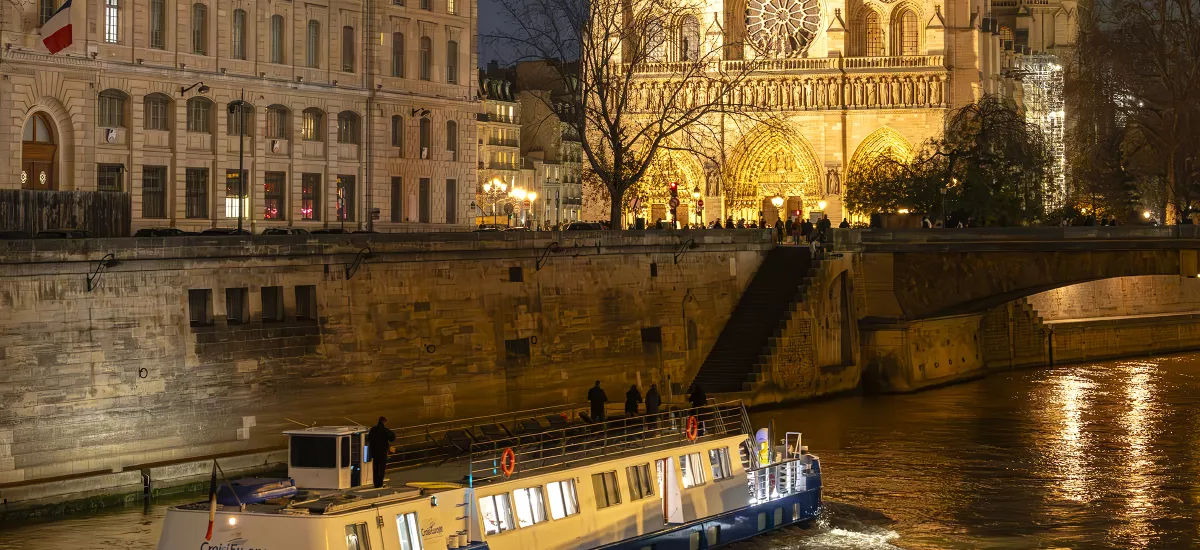 peniche_deborah_notre_dame1_paris_decembre_nuit_seine-alexandre_sattler-alexandre-sattler-original